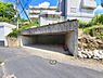 その他：圧倒的な間口と奥行きを誇るワイドなビルトイン地下車庫。大切なお車の保管場所としてはもちろん、ロードバイクやキャンプギア、サーフボードなどを並べるホビースペースとしても大活躍します。