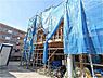 その他：青空へ向かって力強く立ち上がる、木造3階建ての堂々たる骨組み。延床面積115平米超のスケールを活かし、ゆとりある16帖超のLDKやルーフバルコニーを包み込む邸宅が完成します。