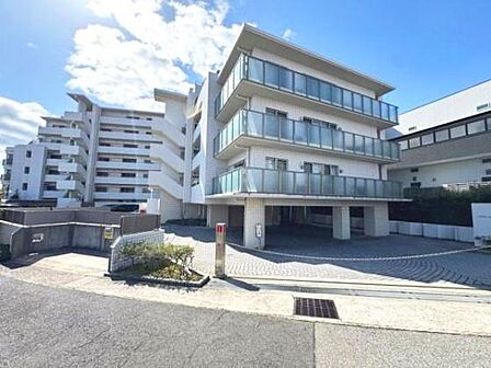 明るい日差しが差し込む開放的な外観です。バルコニーが広く取られておりゆとりを感じられます。街並みに調和した現代的なデザインが特徴です。ペット飼育可!