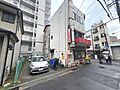 現地写真には周...