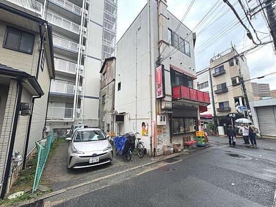 現地写真には周...