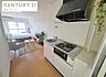 リビング/ダイニング：リビングにはバルコニーに面する大きな掃き出し窓あり！豊かな陽光が入ります♪ ＡＩホームステージング画像です(^^♪