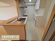 大容量の収納を備えたシステムキッチン！カップボードは季節ものや普段使いしないキッチン用品を仕舞うのにも活躍します(^^♪