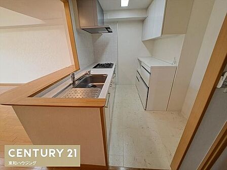 大容量の収納を備えたシステムキッチン!カップボードは季節ものや普段使いしないキッチン用品を仕舞うのにも活躍します(^^♪