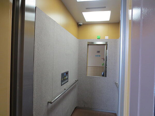 その他画像：奥行きのあるエレベーター内には防犯カメラがあります。