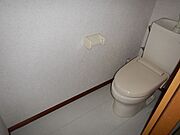 トイレは暖房便座の温水洗浄機能付です
