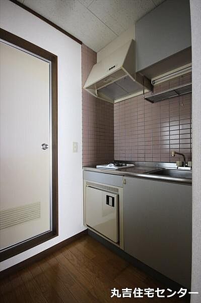 画像4:ガスコンロ・ミニ冷蔵庫付きのキッチン
