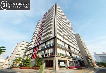 スタイリッシュなデザインが目を引く外観です。大規模なマンションならではの重厚感があります。高層階の眺望にもご期待いただけます。周辺の建物との調和が考えられた造りです。