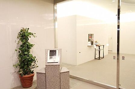 オートロックシステム、監視カメラシステムにつきセキュリティ面も担保されております。