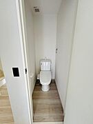 白を基調としたシンプルな空間で清潔感があります。換気扇も設置されており快適にご利用いただけます。床材も明るくすっきりとした印象です。ペーパーホルダーなど設備も整っています。