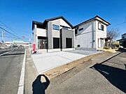 道路に面した広々とした駐車スペースが魅力です。お車を複数台停めることも可能です。舗装された駐車場で日々の出し入れもスムーズに行えます。敷地内にゆとりがあり普段使いにも便利です。