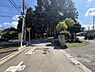 その他：前面道路が舗装されており幅員もしっかり確保されています。周辺には豊かな緑が広がり落ち着いた印象の現地です。電柱や標識などインフラも整っています。晴れた日には空が広く見える環境です。