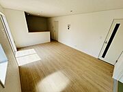 リビングには大きな窓から光が差し込み明るく開放的な空間になっています。ナチュラルなフローリングが室内全体をすっきりとした印象にしています。