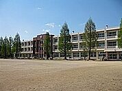 笠間市立友部第二小学校まで1210m