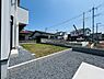 その他：日当たりの良い庭スペースが広がっています。シンプルな造りでメンテナンスもしやすい印象です。敷地を囲むフェンスがありプライベート感も確保されています。ゆったりとした空間を実感できそうです。