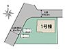 その他：角地に位置し開放感を感じられる配置です。前面道路の幅も余裕があり車の出入りがしやすい区画となっています。敷地にゆとりがあり駐車もしやすいレイアウトです。