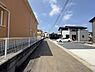 その他：前面道路が広く確保されており車の出入りがしやすい環境です。周囲には新しい住宅も多く整然とした街並みが見られます。日当たりの良い立地でのびやかな空間が広がっています。
