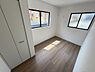 子供部屋：二面採光で明るさが感じられる子供部屋です。クローゼット付きで収納にも便利です。ナチュラルなフローリングで落ち着いた印象です。壁や床もシンプルなデザインとなっています。