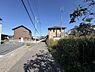 その他：前面道路は広々としており車の出入りもしやすい形状です。電柱や配線も整えられ周囲には住宅が並んでいます。日当たりの良い現地環境が印象的です。落ち着いた住宅街の雰囲気が漂っています。