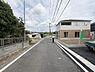その他：幅員の広い前面道路が物件まで続いており車両の出し入れに便利です。周辺は住宅が点在し落ち着いた雰囲気となっています。空が広く感じられる開放的なロケーションです。