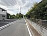 その他：現地前面道路は直線的で見通しが良い環境です。道路幅もゆとりがあり車の出入りがしやすい印象です。周囲には緑が多く開放感を感じるロケーションです。敷地の周辺はフェンスでしっかり区切られています。