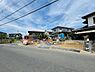 その他：閑静な住宅街に位置する土地です。整った道路が魅力的で周囲には住宅が立ち並んでいます。ゆとりのある区画で車の出入りもスムーズに行えます。開放感のある角地で日当たりも期待できます。
