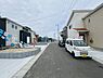 その他：前面道路が広く車の出し入れがしやすい印象です。周囲の住宅も新しく整った街並みが特徴です。駐車スペースも確保されており生活動線もスムーズです。ゆったりとした道路幅が安心感を与えます。