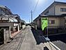その他：前面道路は十分な幅があり車の出し入れがしやすい印象です。周囲には戸建住宅が並び落ち着いた街並みが広がっています。道路の舗装状態も良好で安心感があります。電柱やフェンスも整然と配置されています。