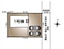 その他：区画図には敷地の形や道路との接面状況が明確に示されています。駐車スペースが2～3台分しっかり確保されています。建物の配置が道路側から分かりやすく描かれています。周囲の寸法表示が詳細に記載されています。