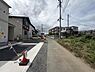 その他：前面道路は幅があり車の出入りもスムーズに行えます。周辺には住宅が建ち並び住環境が整っています。現地写真から日当たりの良さが感じられます。電柱などのインフラ設備も充実しています。