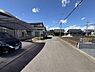 その他：現地は前面道路が広く車の出入りがしやすい環境です。周囲には住宅が立ち並び落ち着いた雰囲気が感じられます。前面道路は舗装されておりアクセスも便利です。空が広く見える開放感もポイントです。