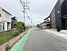 その他：前面道路は幅が広く周辺には新しい住宅が立ち並んでいます。電線や舗装も整っており住環境の整ったエリアです。交通アクセスがしやすい点も魅力的です。静かな住宅街で落ち着いた雰囲気が感じられます。