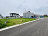 その他：広々とした前面道路が特徴的な区画です。周囲には新築住宅や戸建て住宅が立ち並び開放感があります。現地の雰囲気を直接ご確認いただける写真です。道路と敷地の関係も分かりやすく掲載しています。