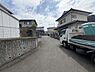 その他：前面道路が広々としており車の出し入れもしやすい環境です。落ち着いた住宅街で周囲には手入れされた住まいが並んでいます。日当たりも良好で明るい雰囲気が印象的です。静かな環境に囲まれた立地です。