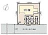 その他：全体の敷地形状がわかりやすく道路幅や駐車スペースの配置も明示されています。敷地内に電柱が設置されている点も確認できます。建物と駐車場の配置関係が視覚的に把握しやすい区画図です。