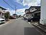 その他：前面道路はしっかりと舗装されておりすっきりとした街並みが広がっています。車の出入りもしやすい造りです。周辺には住宅が並び落ち着いた雰囲気です。電線や設備もしっかり整備されています。