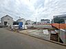 その他：閑静な住宅街に位置し落ち着いた雰囲気が魅力の現地写真です。前面道路は広く見通しが良いので車の出入りも安心です。周辺には新しい住宅が建ち並んでおり開放感のある区画です。
