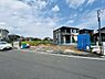 その他：前面道路がしっかり舗装されており車の出入りもスムーズに行えます。周囲には住宅が立ち並び整った街並みが感じられます。現地は建築中ですが開放感のある立地です。周辺環境も落ち着いた雰囲気です。