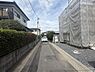 その他：現地写真は周囲の住宅や工事中の建物が確認でき前面道路は幅員がしっかりと確保されています。電柱や植栽も整然としており道幅や周辺環境の様子が把握しやすいです。