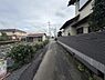 その他：現地の前面道路は落ち着いた雰囲気があり周囲には住宅が立ち並んでいます。車の通行もスムーズで視界も開けています。敷地前の道路は舗装されていて利用しやすい印象です。