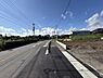 その他：前面道路は幅員が確保されており車両の出入りがしやすい環境です。道路沿いには電柱や配線が整然と配置されています。現地は日当たりが良好で明るい印象です。周辺には住宅が点在し閑静な雰囲気が感じられます。