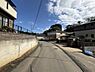 その他：前面道路がゆるやかにカーブしており静かな住宅街の一画に位置しています。周囲は落ち着いた雰囲気で住環境も整っています。空が広く見通しが良い点も特徴的です。現地の街並みがよくわかる一枚です。