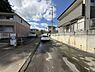 その他：前面道路が広く車の出入りもしやすい印象です。周辺には新しい住宅が立ち並び整った雰囲気が感じられます。道路は舗装されており生活のしやすさが伺えます。現地の自然な明るさも魅力です。