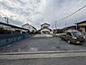 その他：前面道路に面した敷地で車の出し入れもスムーズに可能です。周囲には住宅が並び落ち着いた雰囲気が広がっています。敷地内は整地されており今後の活用がイメージしやすい状態です。