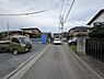 その他：前面道路は見通しが良く車の出し入れもしやすい環境です。周囲は住宅が並び落ち着いた雰囲気が感じられます。敷地までのアプローチもスッキリしており安心感があります。道路幅も十分に確保されています。