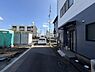 その他：前面道路は落ち着いた雰囲気で車通りも比較的少なそうです。周囲には住宅や建物が並び日中は明るい印象です。舗装された道路が敷地に面しておりアクセスも良好です。