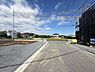 その他：現地の前面道路は幅員が広く見通しの良い環境です。道路沿いには新しい区画が整備されています。周囲は閑静な住宅地で落ち着いた雰囲気が感じられます。道路舗装もきれいに保たれているのが特徴です。