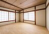 洋室：「陽の恵み」　爽やかな陽ざしを感じられる日当たりの良い洋室早起き爽やか、元気な一日に大切な陽の恵み。