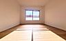 寝室：《寝室》　■心地よい眠りへといざなうしっとりと落ち着いた雰囲気の寝室。収納豊富で寝室をいつもすっきりさせてくれます。