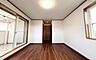 子供部屋：《子供部屋》　■お子様の成長を優しく見守る、明るい子供部屋。遊んだり、学んだり、時には一人の時間を過ごしたりと健やかな毎日を育む大切な場所。未来への第一歩を育む、かけがえのない空間です。